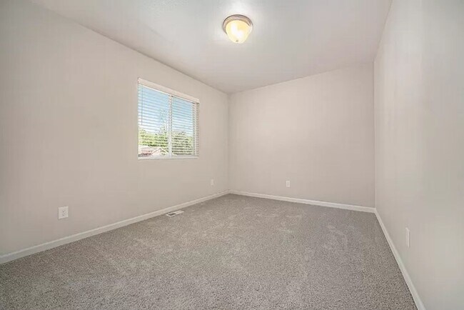 Building Photo - Beautiful Neighborhood with Newer Home for...