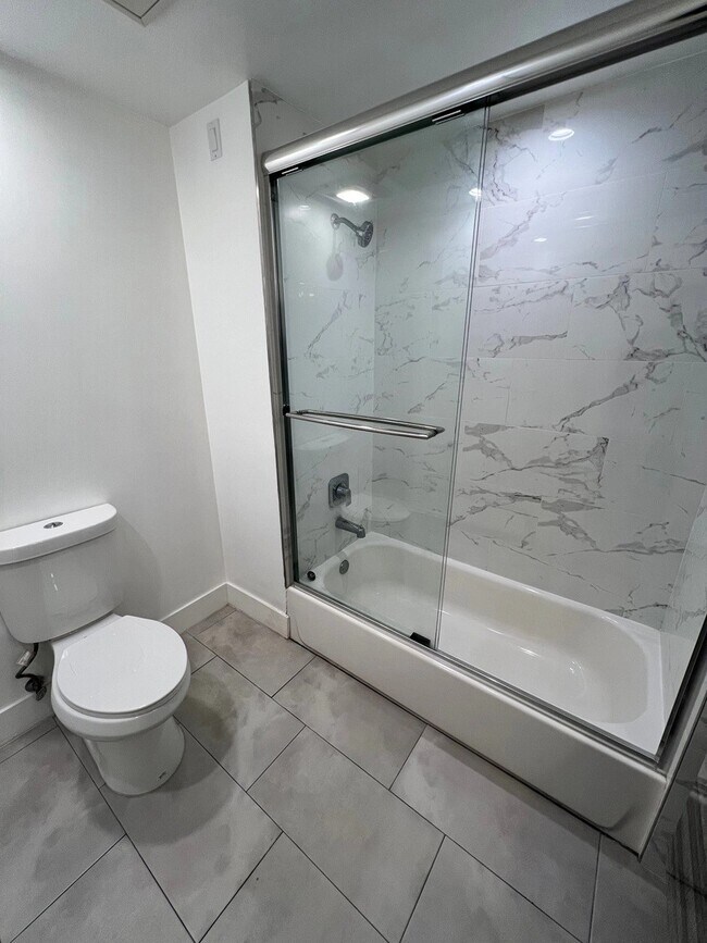 Foto del edificio - 4364 McLaughlin Ave