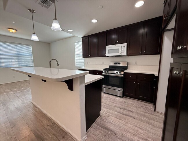 Foto del edificio - Newer 3 Bedroom Home! Near shops and restaurants!