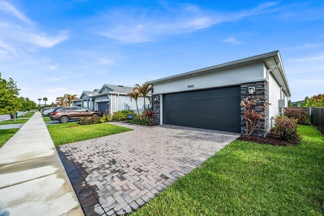 Foto del edificio - 9060 Remy Ln