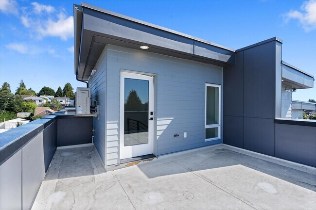Foto del edificio - Beautiful Greenwood Townhome with Rooftop ...