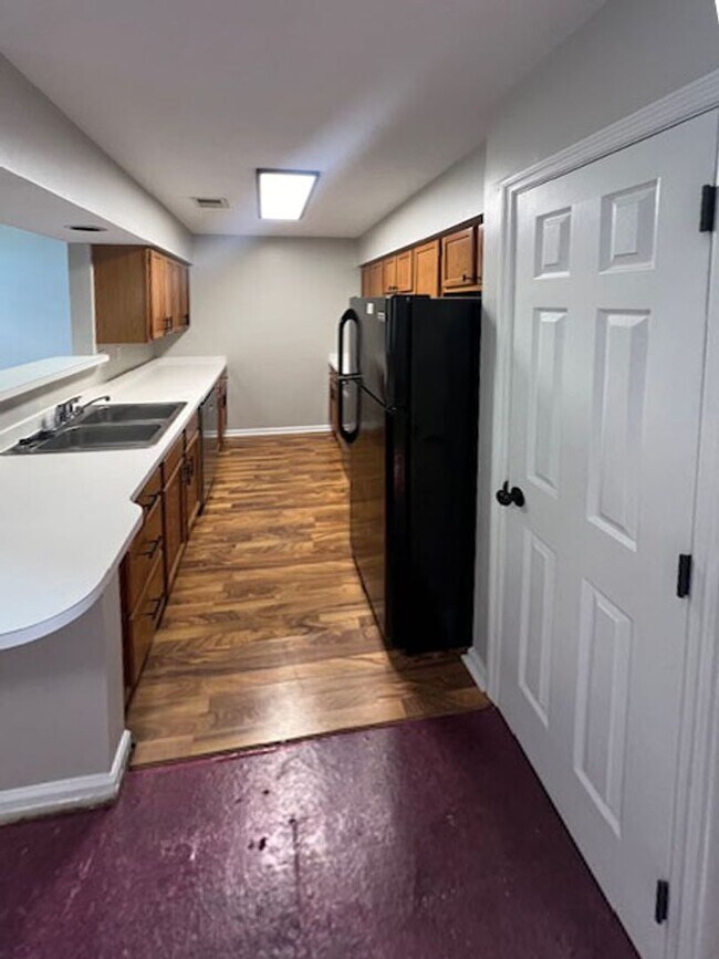 Foto del edificio - BEAUTIFUL FULLY RENOVATED Townhouse, 2 BR, 2 Bath, Carport & Deck; Pets Ok!