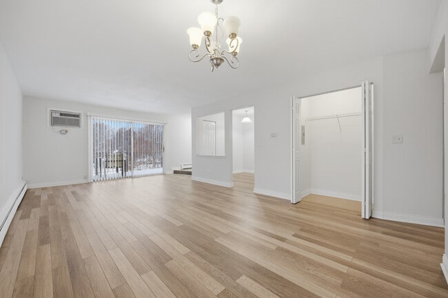 Building Photo - 2556 Waterbury Dr