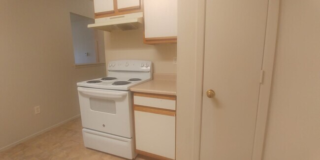 Building Photo - 1/1 Apartment - **HUD Accepted** (upstairs)
