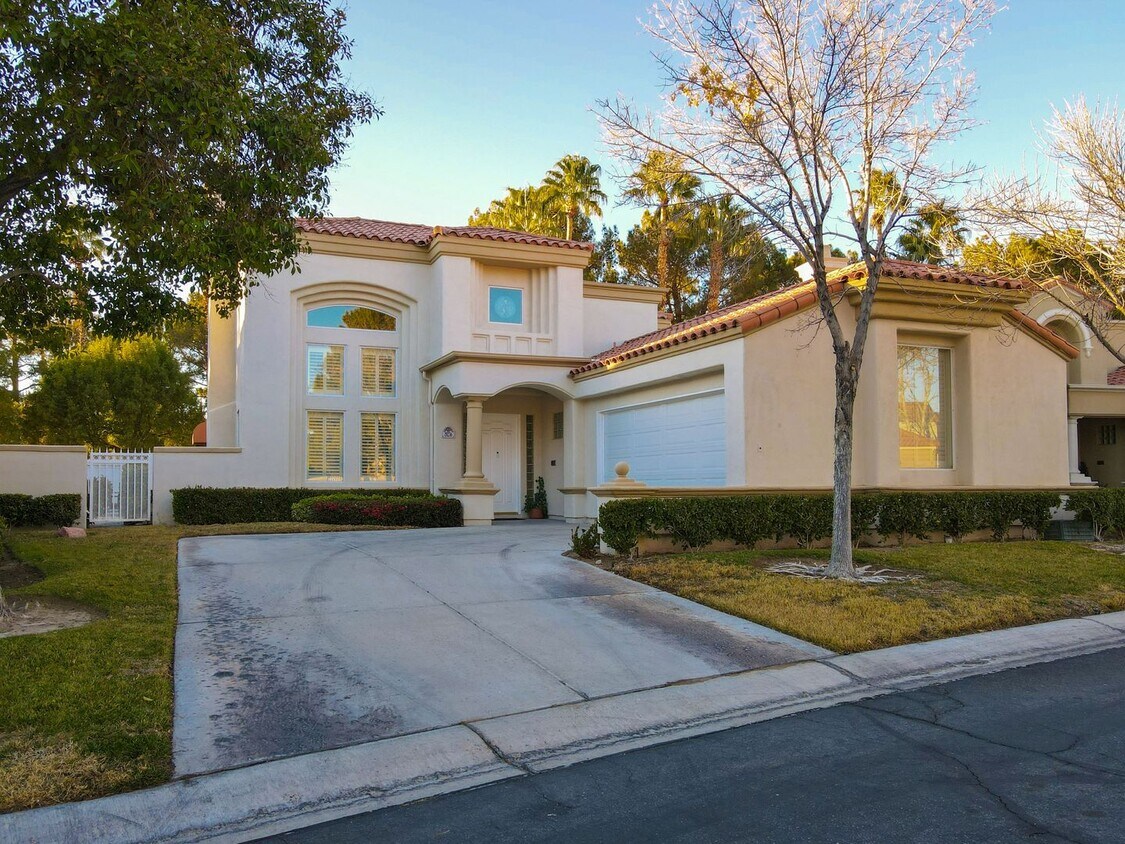 Foto principal - Magnificent 2 bed 2.5 bath POOL home in gu...
