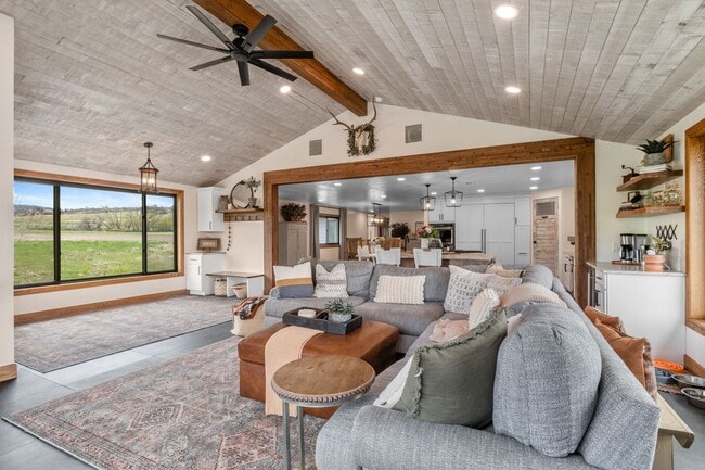 Building Photo - Sedalia Oasis on 8+ Acres