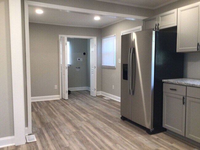 Foto del edificio - MOVE-IN READY!