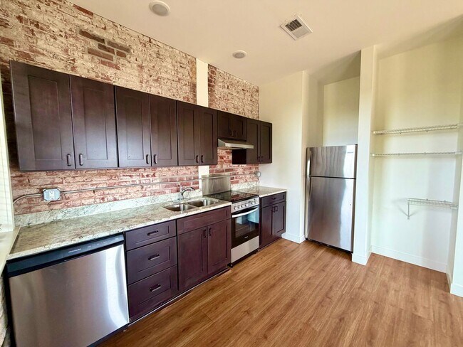 Foto del edificio - {2201 - D} Updated Pendleton Heights Condo Available Immediately