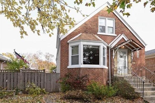 Front Elevation - 5034 W Argyle St