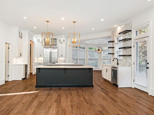 Foto del edificio - Beautifully built, renovated home boasts 5 BD, 5 BT, providing ample space for a growing family a...