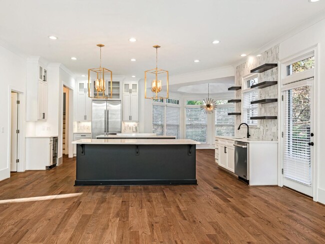 Building Photo - Beautifully built, renovated home boasts 5...