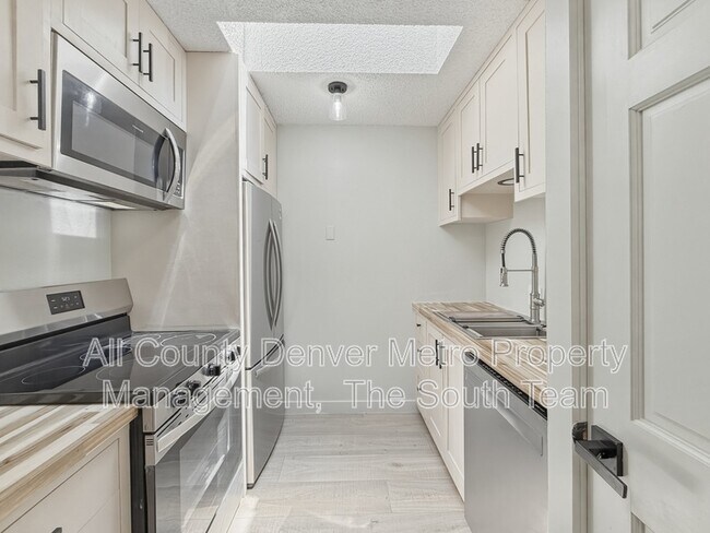 Building Photo - 2835 S Monaco St Pkwy