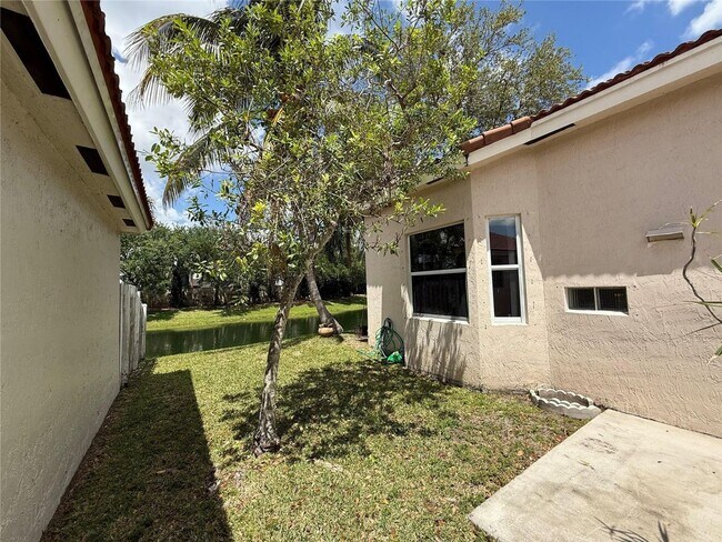 Foto del edificio - 4965 SW 153rd Ave