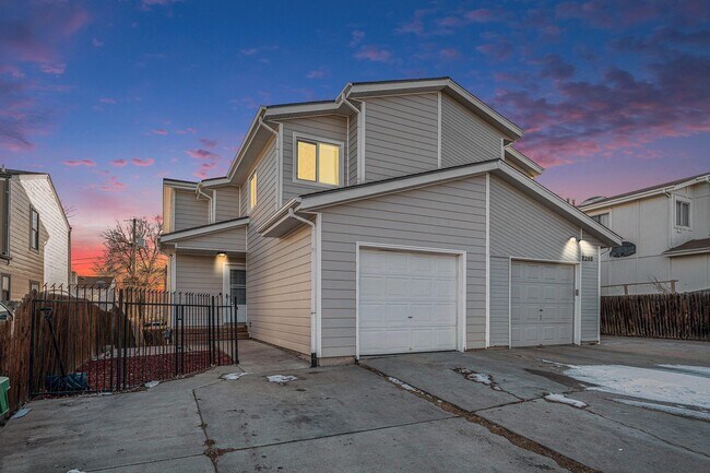 Building Photo - Newly Updates 4-Bedroom, 4-Bathroom Townhouse Available Immediately