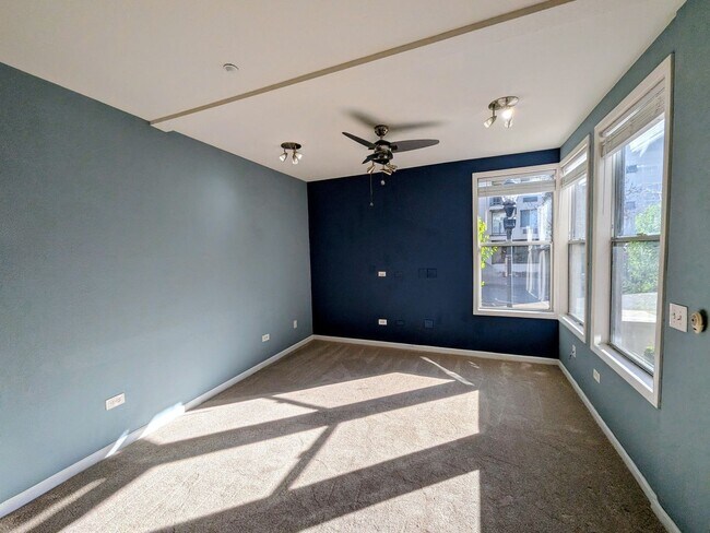 Foto del edificio - Walk-Up Townhouse in Downtown SD -  Dual Master 2 Bed 3 Bath with Brand New Flooring!
