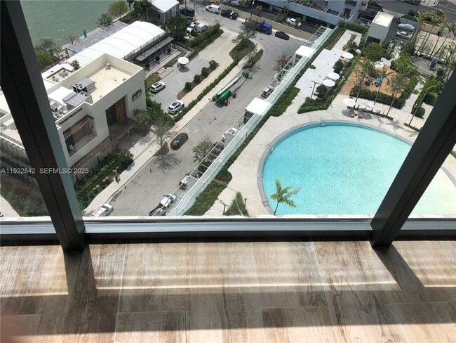 Foto del edificio - 650 NE 32nd St