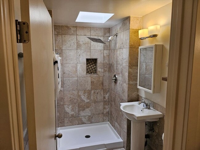 Building Photo - 20624 Kittridge St