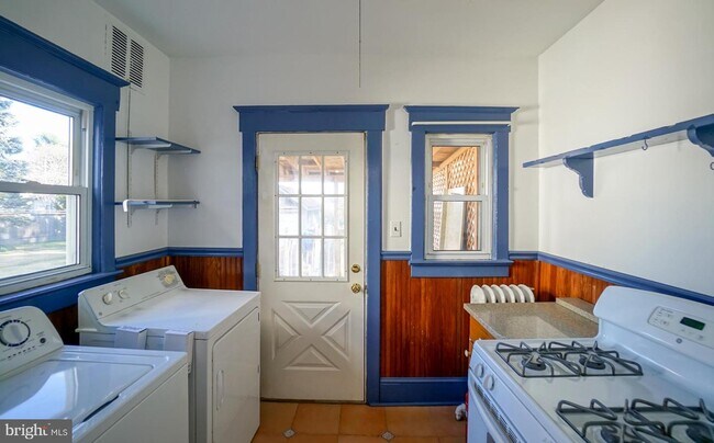 Foto del edificio - 1658 Brunswick Ave