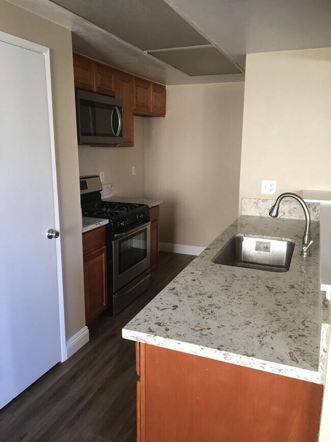 Foto del edificio - Beautifully remodeled 2 bed, 1 bath Condo!
