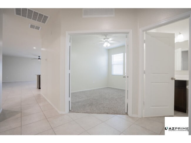 Building Photo - Discover comfort and space in this stunnin...