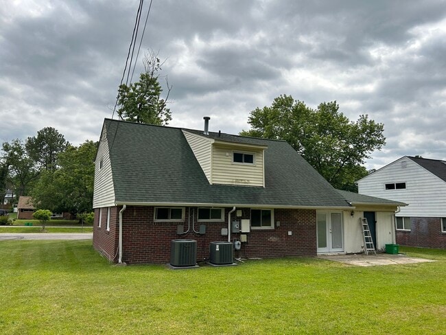 Building Photo - Regency Area - 2023 Renovated Home on larg...