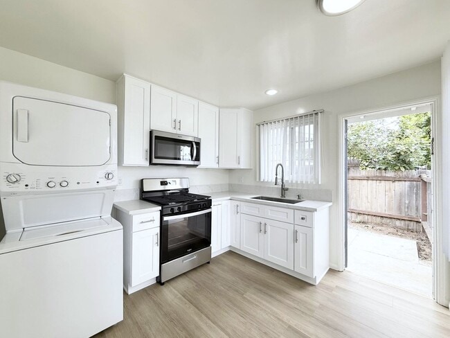 Building Photo - Remodeled Duplex in South O!