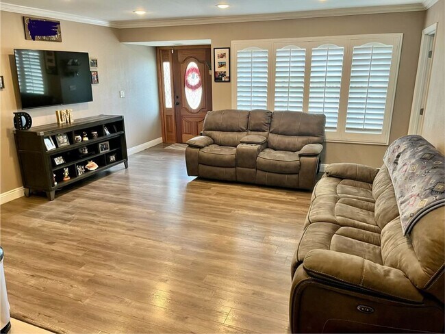 Foto del edificio - BEAUTIFUL 4 BEDROOM 3 BATH HOME