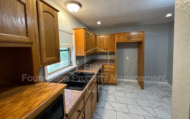 Building Photo - 884 Blanchard Rd