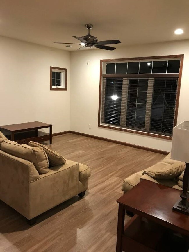 Foto del edificio - 331 E Main St