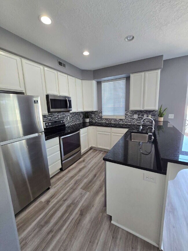 Foto del edificio - "Charming 3-Bed Townhouse Retreat in North...