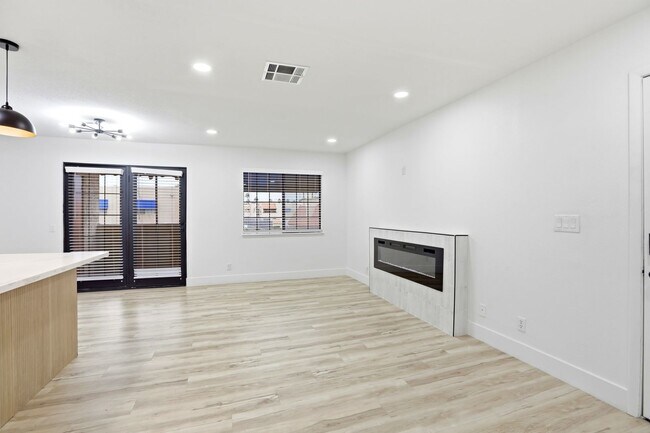 Foto del edificio - Beautiful 2 Bedroom Condo in China Town District