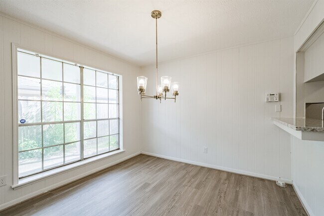 Foto del edificio - 3311 Palm Desert Ln