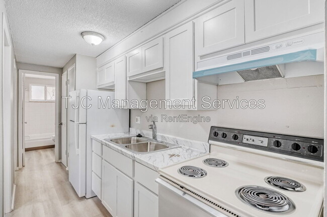 Building Photo - 1138 Corona St