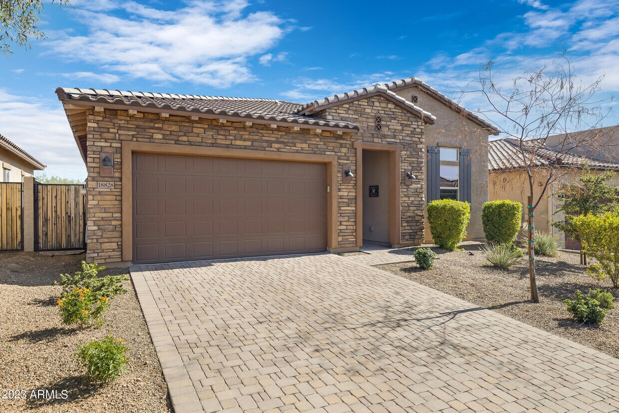 Foto principal - 18828 E Blue Sky Dr