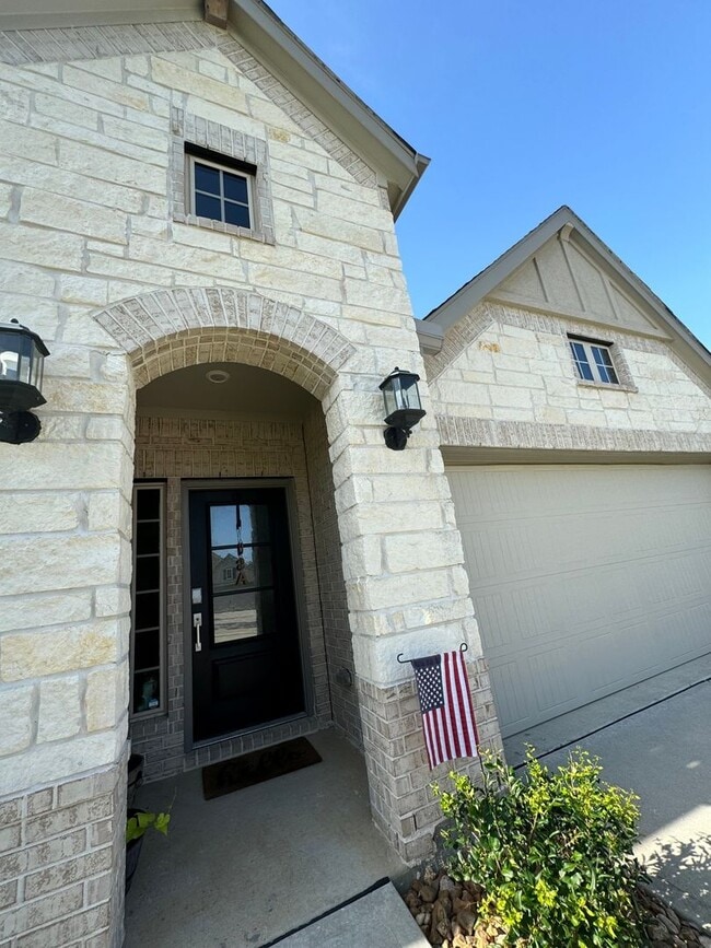Building Photo - 3 Bedroom, 1 Study Single Family Home in C...