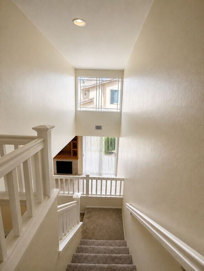 Foto del edificio - Available Now Beautiful Dual MSTR 2 + 2.5 Townhouse Valencia