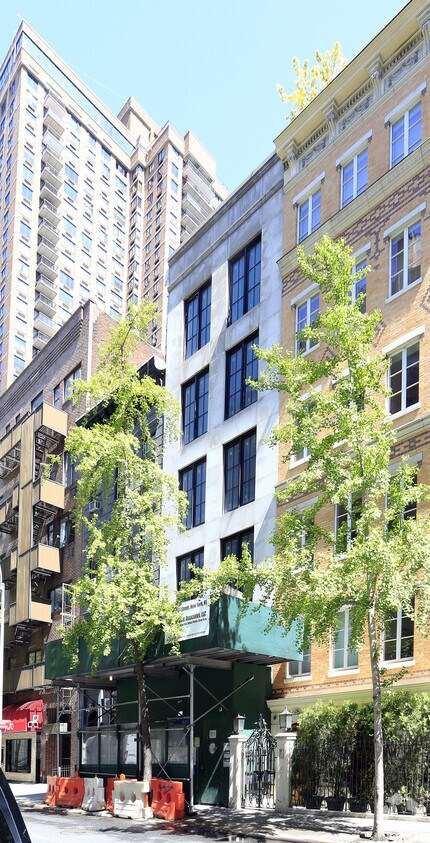 Foto del edificio - 323 E 53rd St