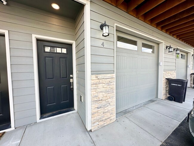 Building Photo - Stunning 3 bedroom townhome.