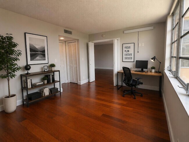 Building Photo - 4030 W Palm Aire Dr