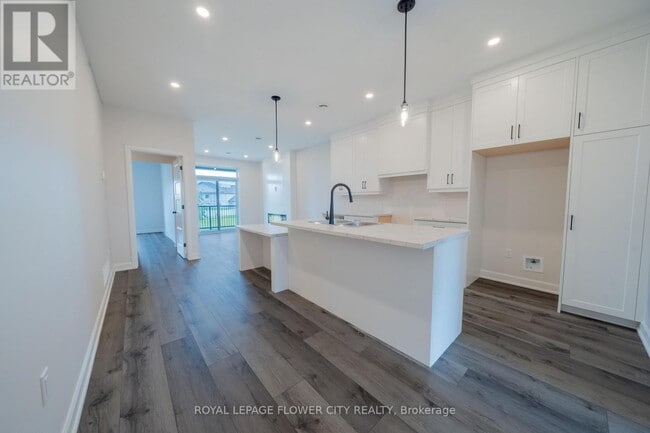 Building Photo - 440 Wellington St E