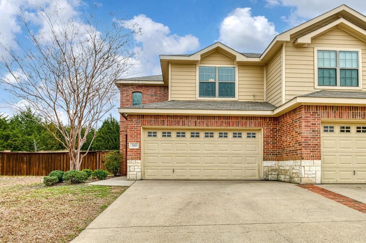 Foto principal - NICE 3 BEDROOM DUPLEX LOCATED IN LAVON, TE...
