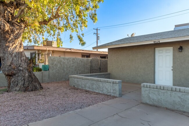 Building Photo - Stylishly Remodeled 2B/1BA in Prime Phoeni...