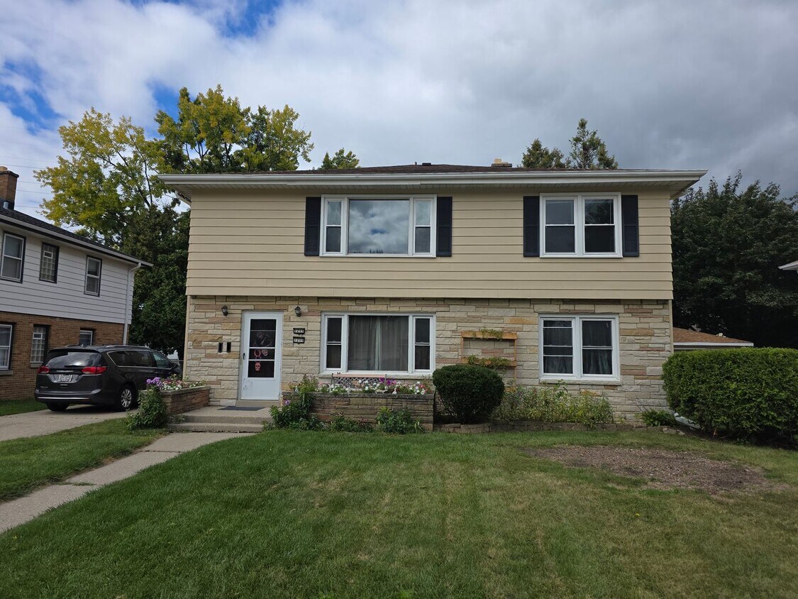 Foto principal - Updated 3 bedroom West Allis upper