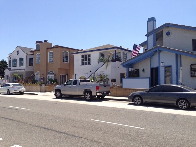 Building Photo 3 - Newport Beach Triplex