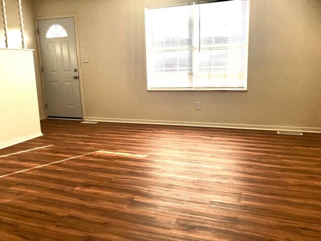 Building Photo - SPACIOUS TOWNHOME IN WILLOW TERRACE