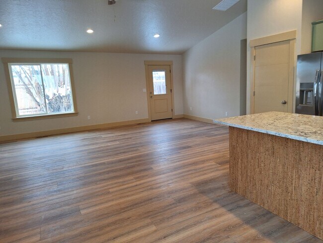 Building Photo - 702 Smith Ave