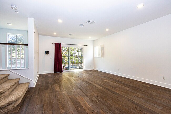 Living 2nd Floor - 2400 Torrey Pines Rd