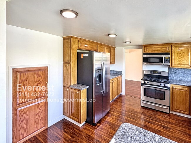 Building Photo - Gorgeous 4-Bedroom Home with Exceptional C...