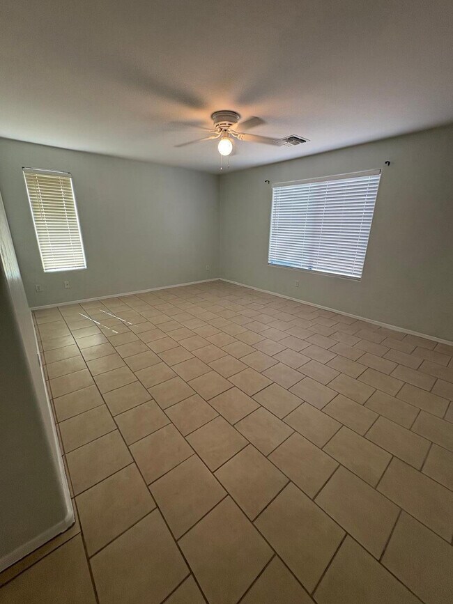 Foto del edificio - 582 S 152nd Ln