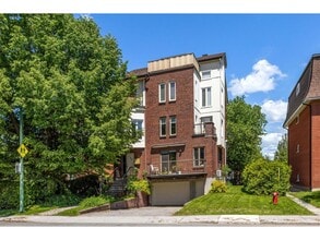 Building Photo - 160 Bd du Mont-Bleu